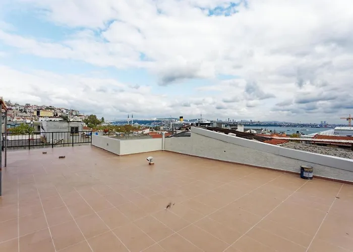 By Abraham Galata アパート *