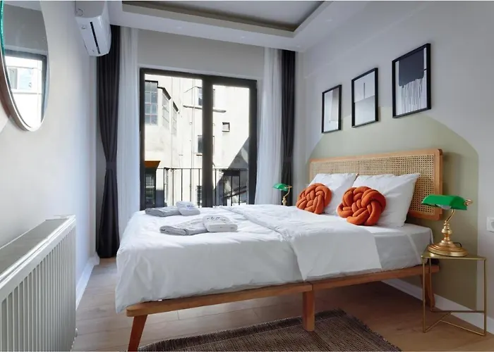 By Abraham Galata イスタンブール